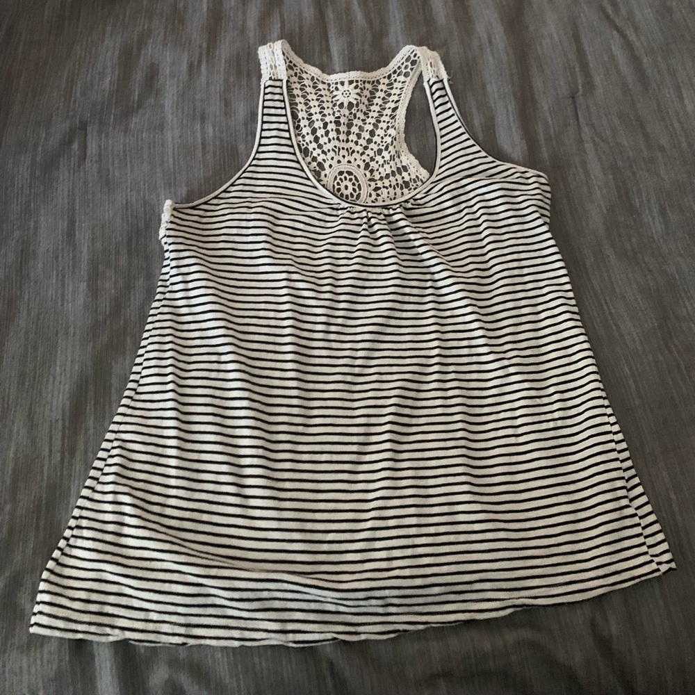 2 flowy tanks with crochet details - Picture 12 of 12
